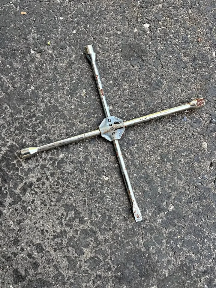 4-way tire iron thumbnail