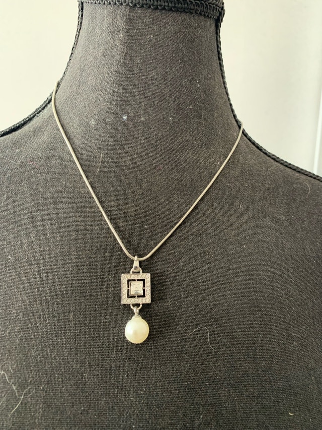 Elegant Faux Pearl Necklace