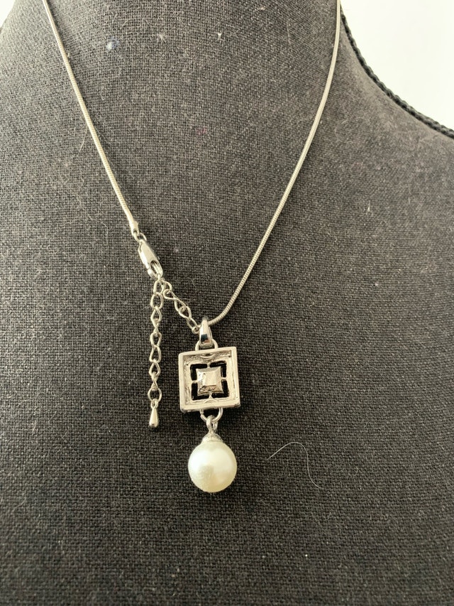 Elegant Faux Pearl Necklace - photo 3