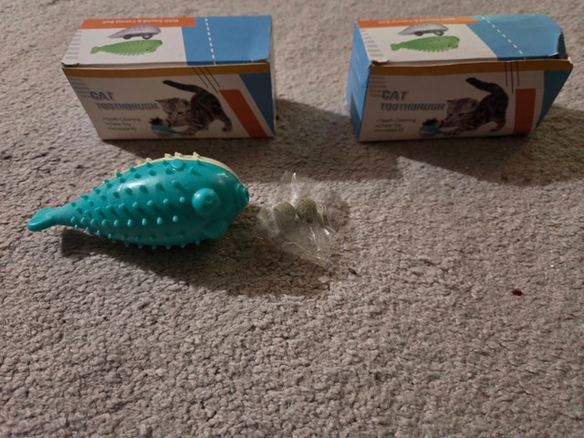 2 NEW Silicone Cat Chew Fish Toys with Catnip for Dental Health