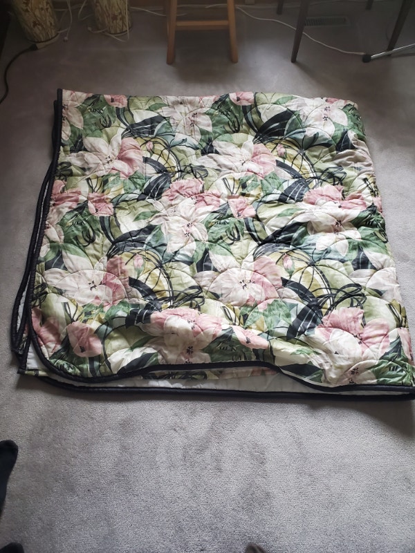 Beautiful King Size Bed Spread, 100% Polyester Fiber, Never Used