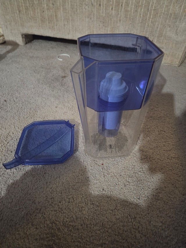 Britta Water Filter Jug w/ Filter Included, Removable Lid, VGC