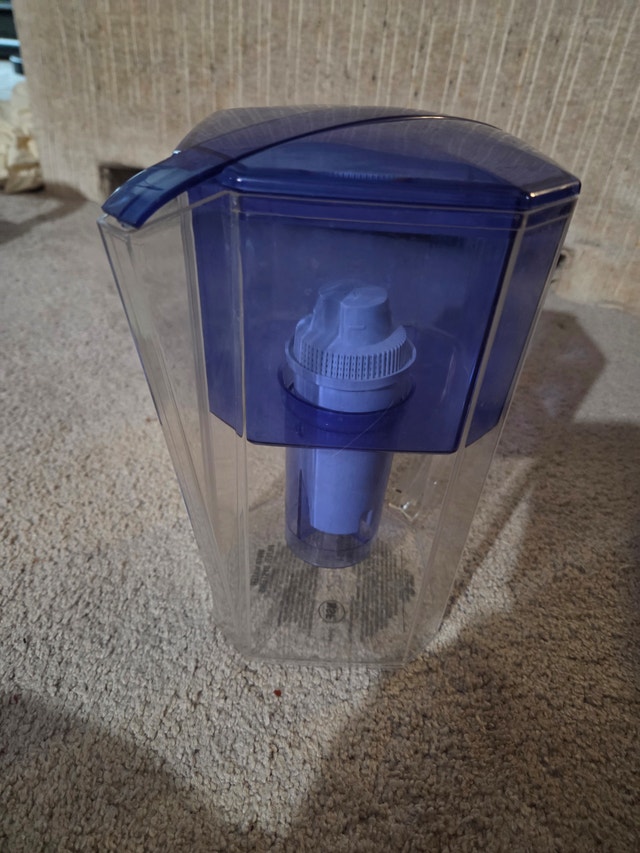 Britta Water Filter Jug w/ Filter Included, Removable Lid, VGC - photo 2