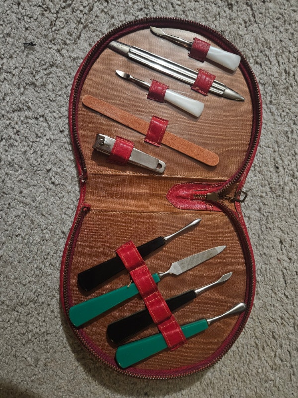 Vintage 1960s Manicure Pedicure Grooming Set w/ Leather Case