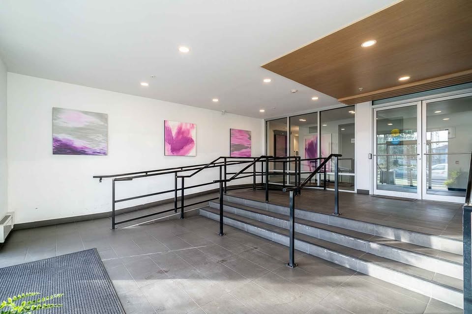 2 Beds 2 Baths Apartment in Surrey - photo 2