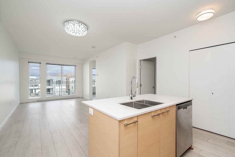 2 Beds 2 Baths Apartment in Surrey - photo 3