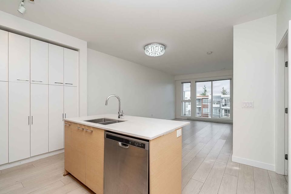 2 Beds 2 Baths Apartment in Surrey - photo 4