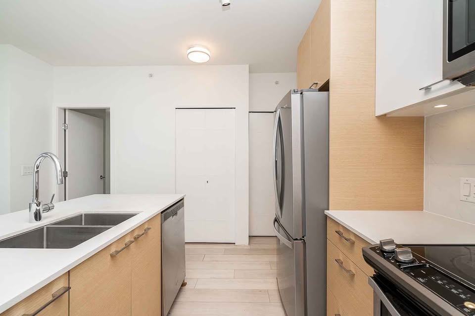 2 Beds 2 Baths Apartment in Surrey - photo 5