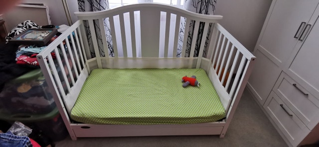 Graco 4 in 1 baby crib from Walmart.