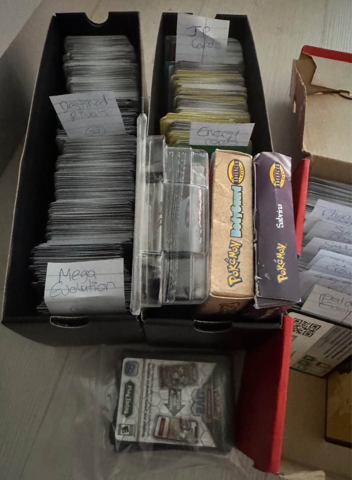 2820 Pokemon Bulk Cards + 2 Vintage Deck Boxes - photo 2