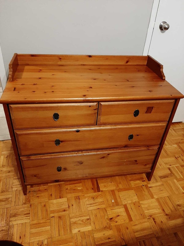 Drawers with many rooms for storage