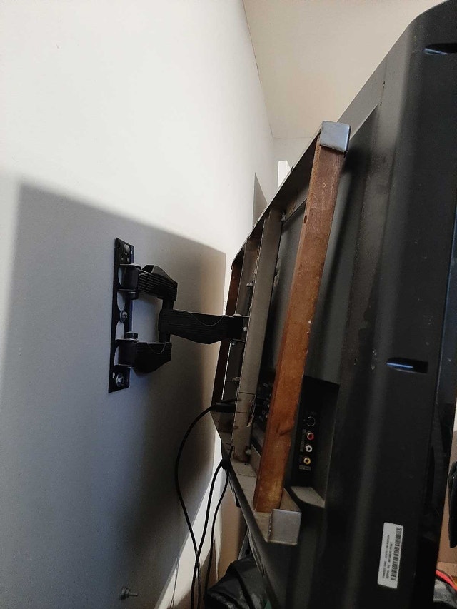 LG 42 inches TV with wall mount - photo 2
