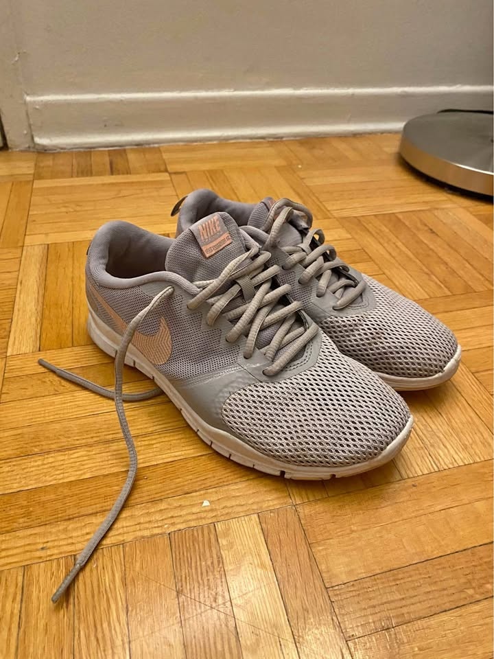 Women’s Nike sneakers