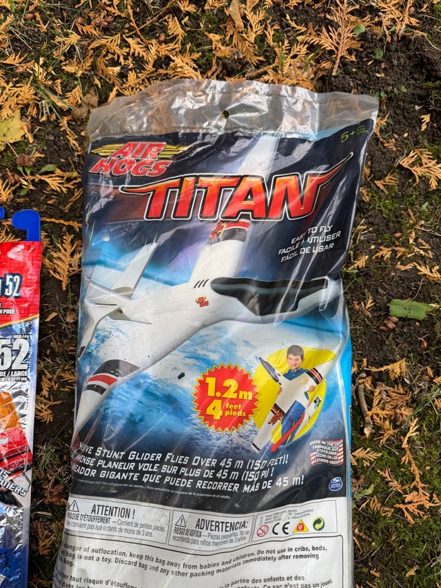 Air Hogs TITAN High Flying Stunt Glider and Kites - photo 2