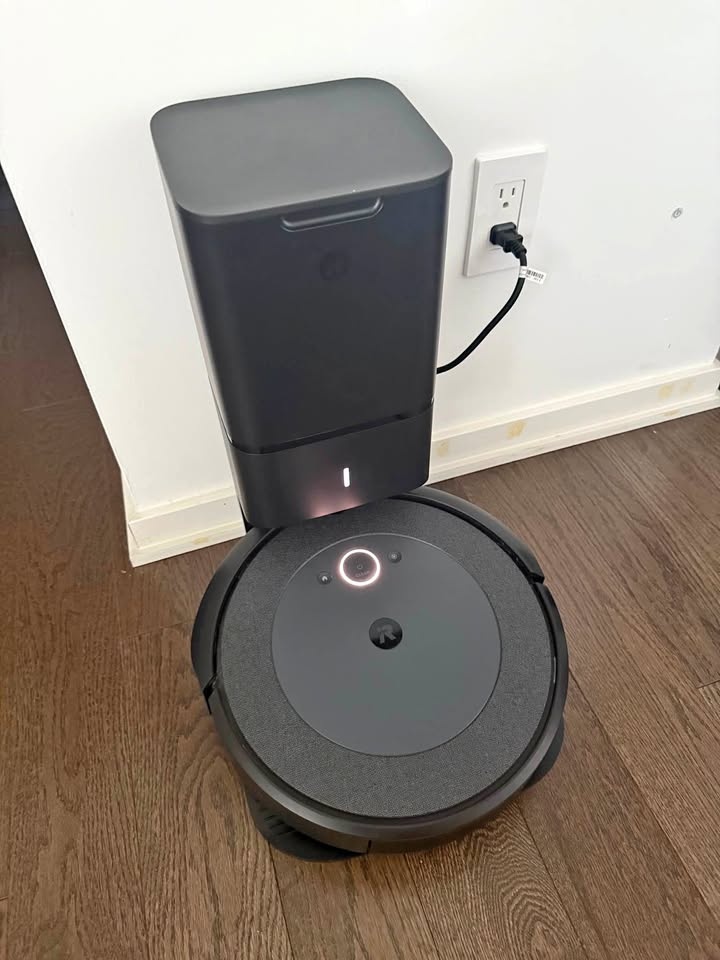 Roomba i4 Robot Vacuum with Self-Emptying Base