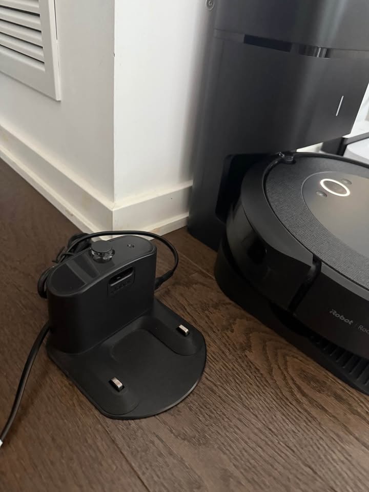 Roomba i4 Robot Vacuum with Self-Emptying Base - photo 4