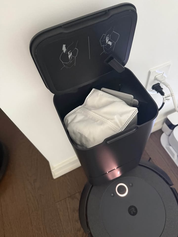 Roomba i4 Robot Vacuum with Self-Emptying Base - photo 5