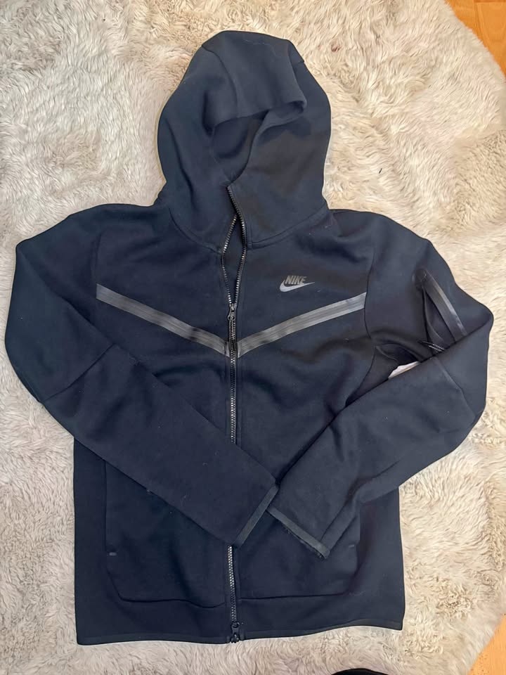 Black Nike Tech
