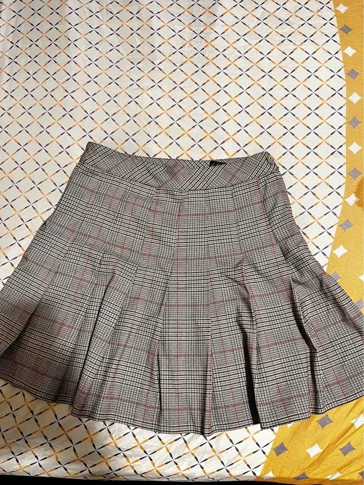 H&M Mini Skirt – Stylish & Flattering Size US 2