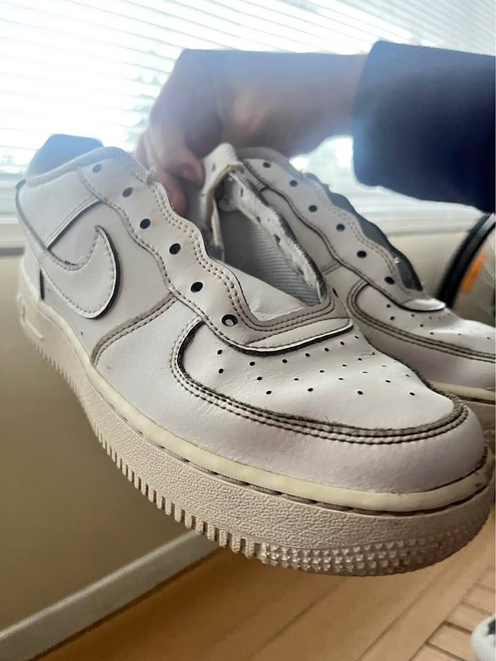 White Nike Air Sneakers – Size 7–7.5 | Good Condition
