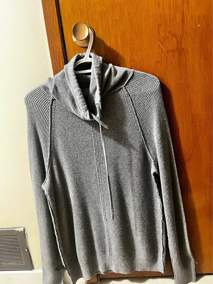 EXPRESS Women’s Gray Turtleneck Sweater – Cozy Knit | Size S/M |