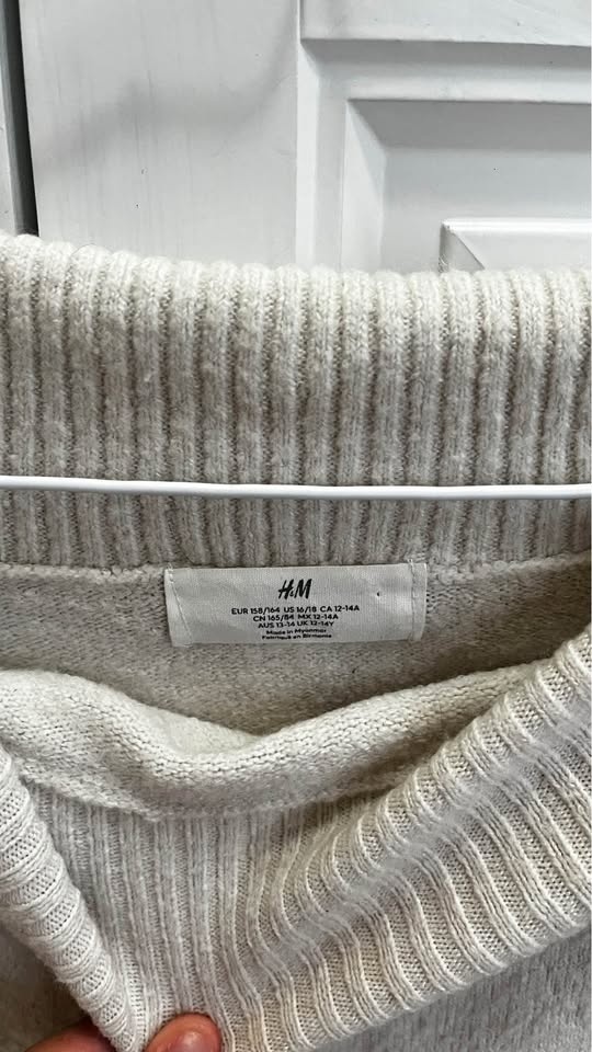 H&M Women’s White Sweater – Soft & Cozy Knit Size S–M - photo 3