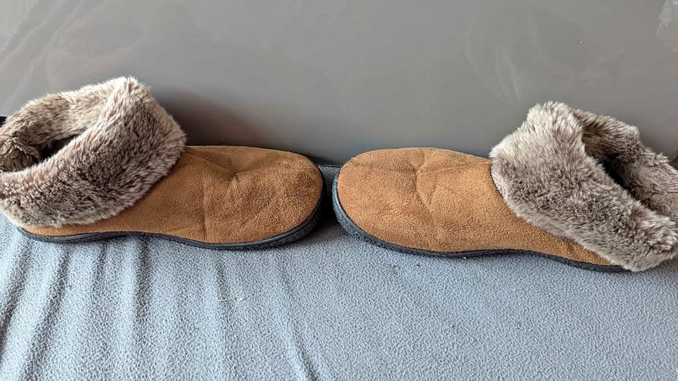 Isotoner Women's Slippers Size 8.5-9.0