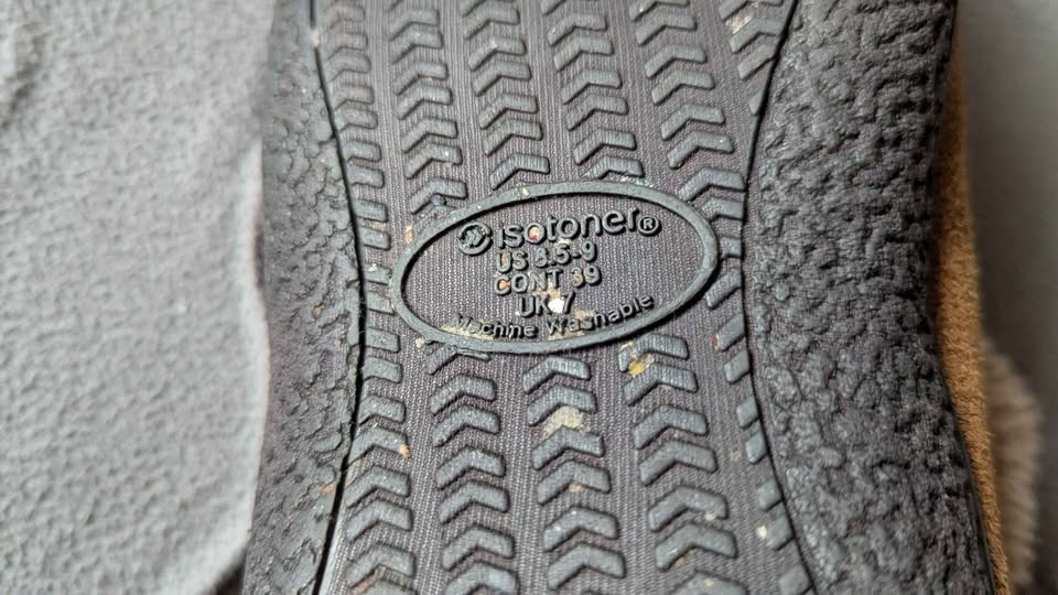 Isotoner Women's Slippers Size 8.5-9.0 - photo 2