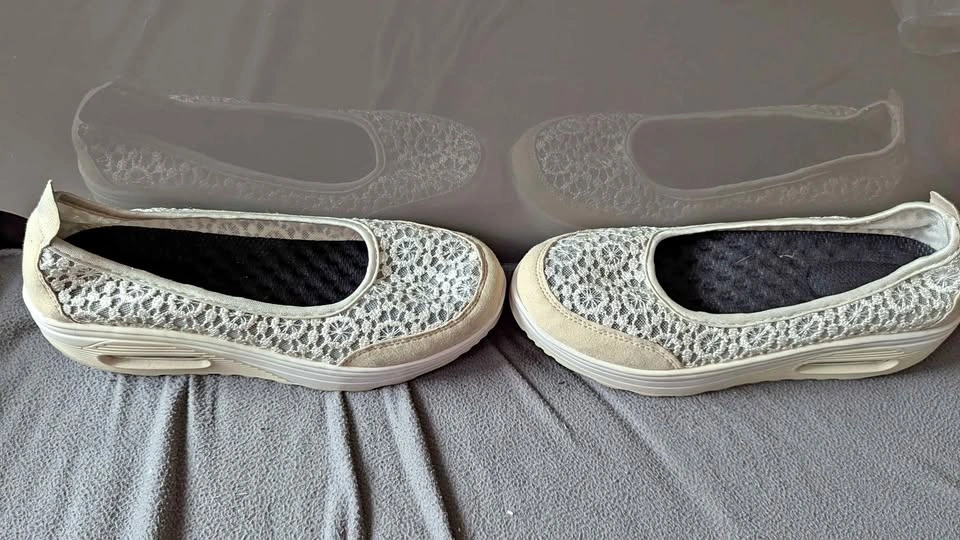 Women's slip-ons size 8 US