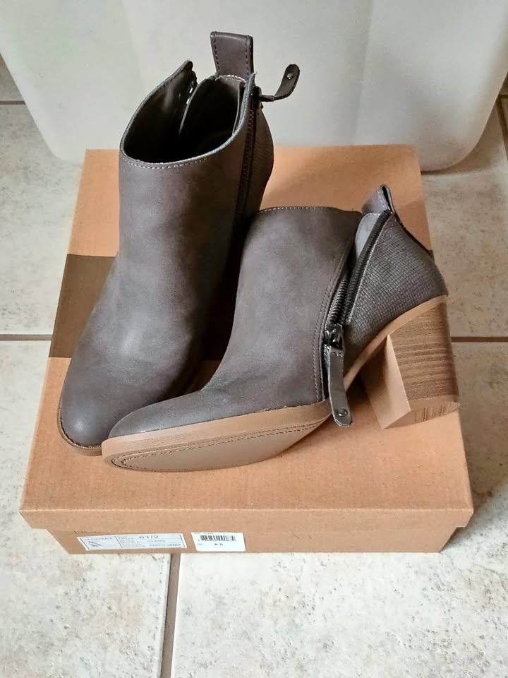 Double-zip Booties