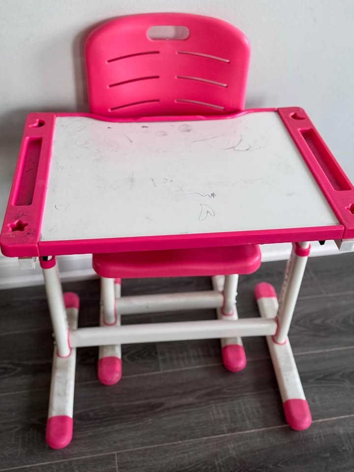 Kids study table with chair $50 - photo 5