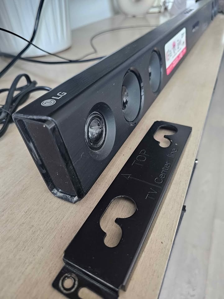 LG 2.1ch 300W Sound Bar with Wireless Subwoofer & Bluetooth - photo 3