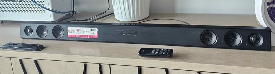 LG 2.1ch 300W Sound Bar with Wireless Subwoofer & Bluetooth
