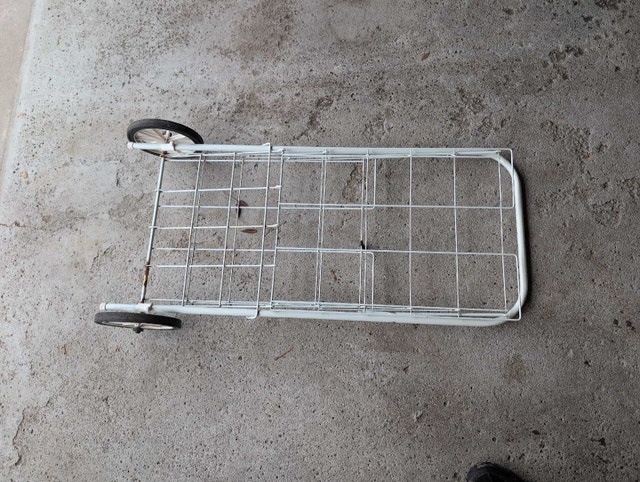 Used Shopping Cart for Groceries or Laundry - photo 2