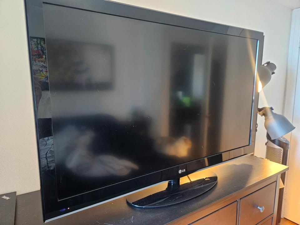47" LG TV - photo 2
