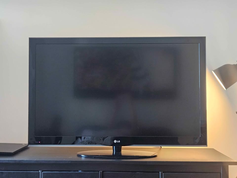 47" LG TV - photo 3