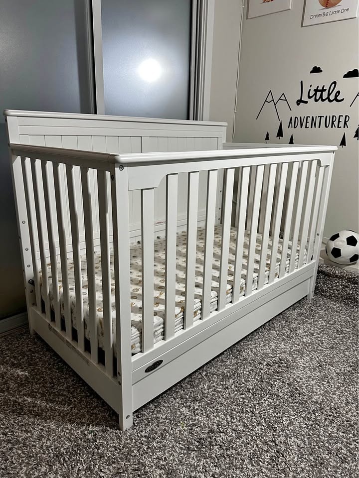 Graco Hadley 4-in-1 Convertible Crib with Drawer & Mattress