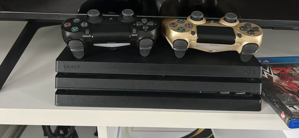Ps4 Pro - Perfect condition - photo 3