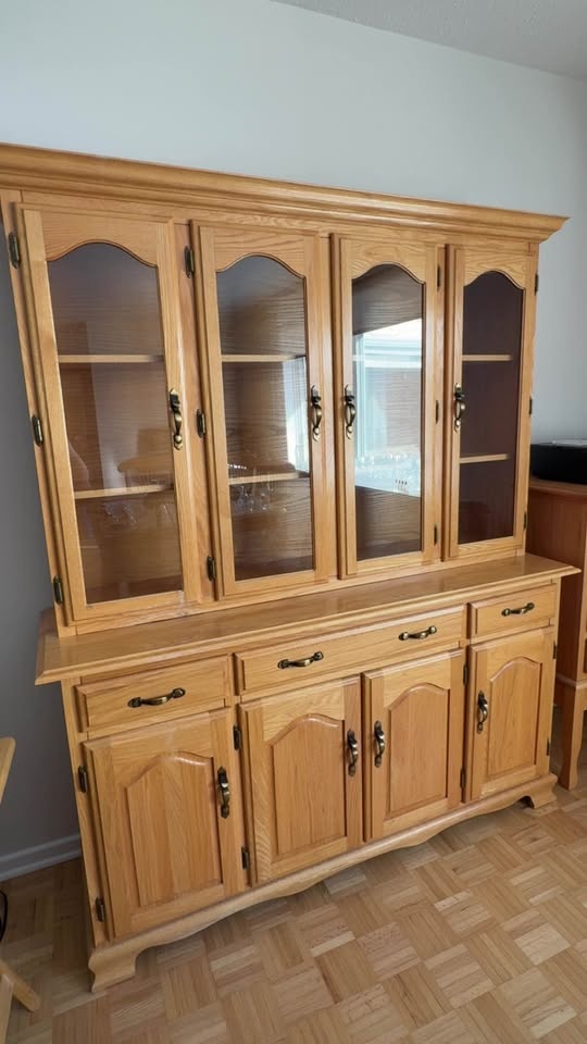 Custom-made solid oak hutch & buffet in excellent condition, cra - photo 2