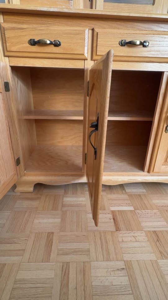 Custom-made solid oak hutch & buffet in excellent condition, cra - photo 3