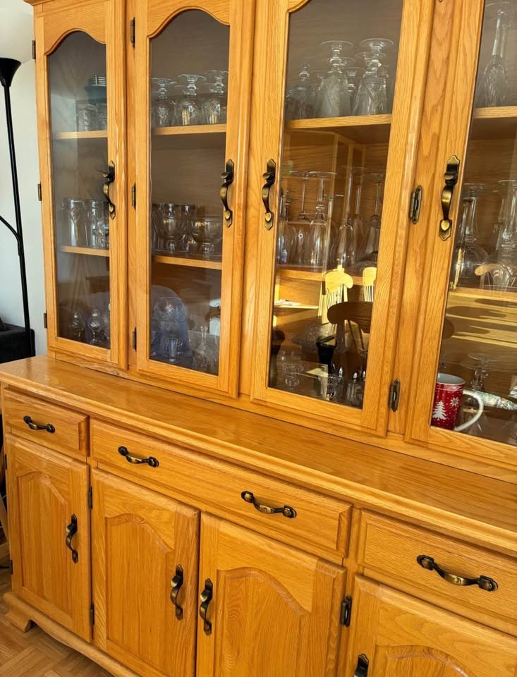 Custom-made solid oak hutch & buffet in excellent condition, cra - photo 4