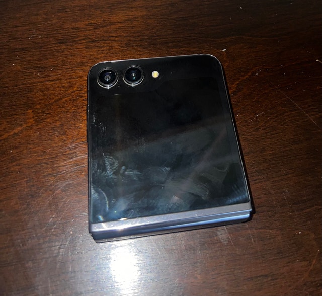 Samsung Galaxy Flip 5 - For Parts