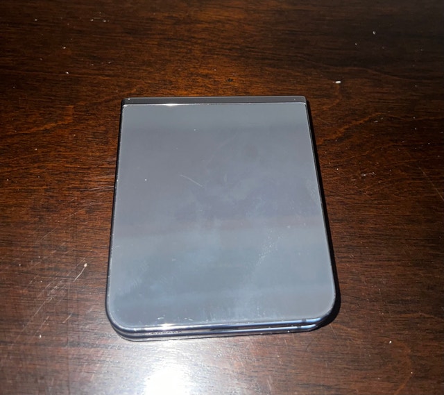 Samsung Galaxy Flip 5 - For Parts - photo 2