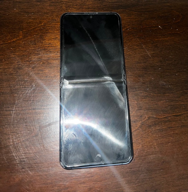 Samsung Galaxy Flip 5 - For Parts - photo 3