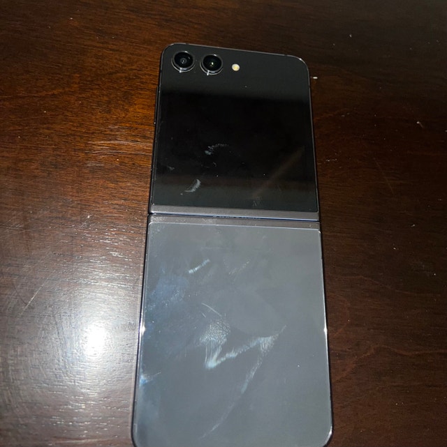 Samsung Galaxy Flip 5 - For Parts - photo 4