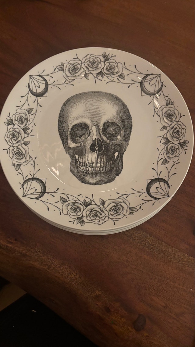 2 Sets of 4 Gothic Plates - photo 2