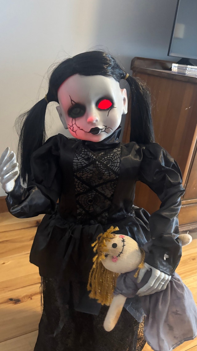 Creepy Animatronics Zombie Girl Decoration