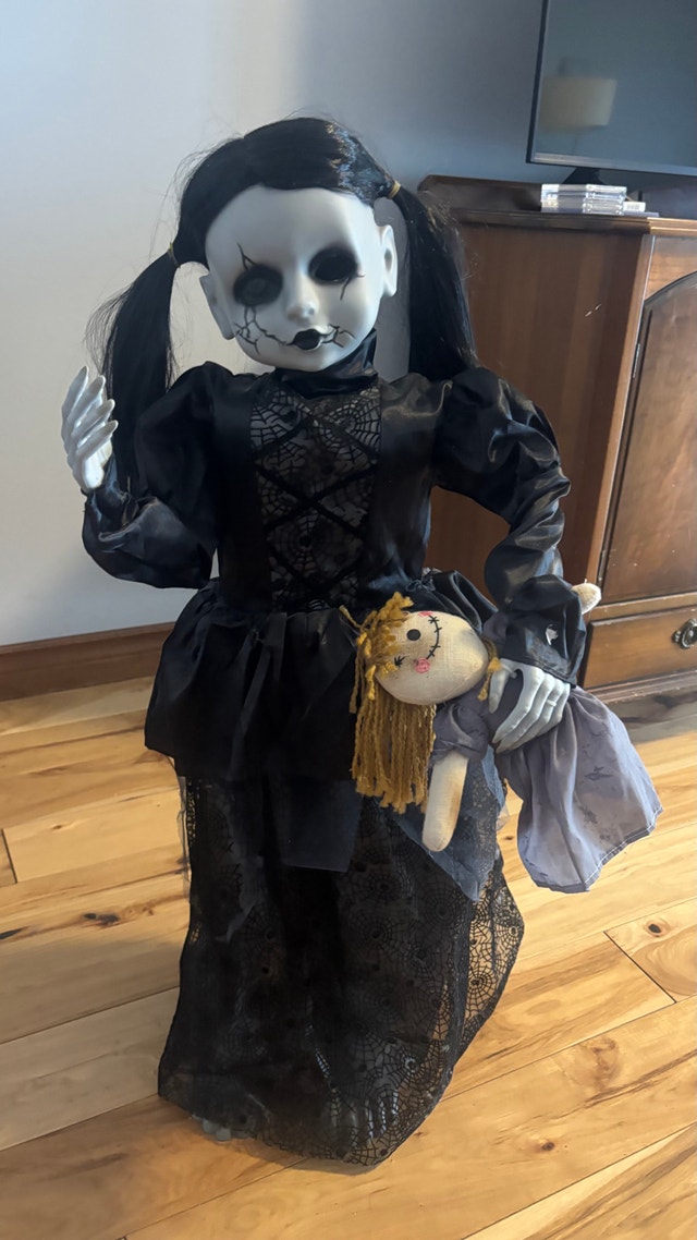Creepy Animatronics Zombie Girl Decoration - photo 2