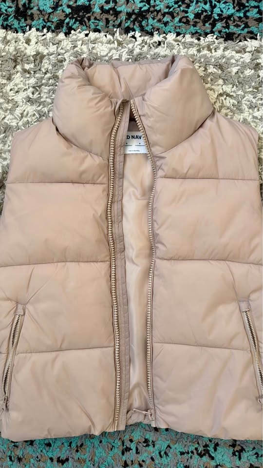 Old Navy Puffer Vest Small