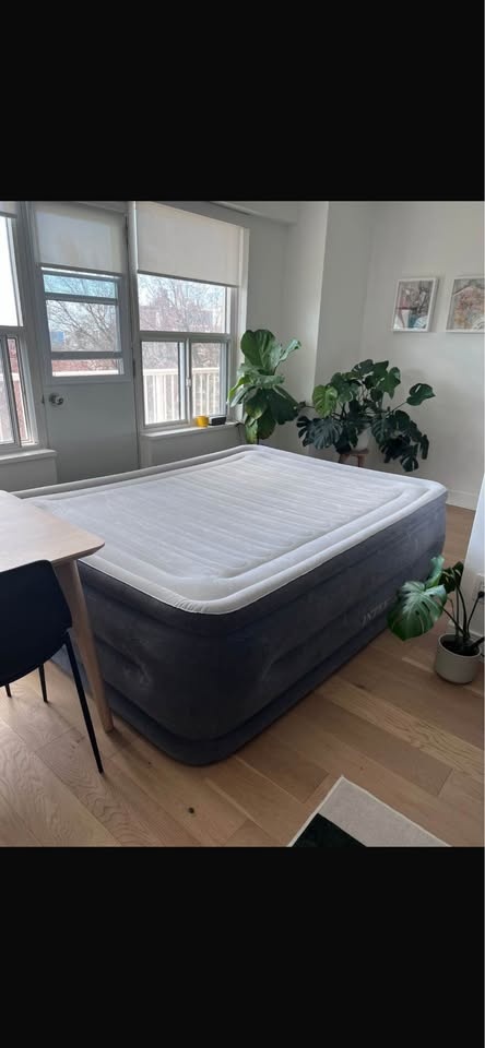 INTEX Deluxe Queen Air Mattress with Electric Pump - photo 2